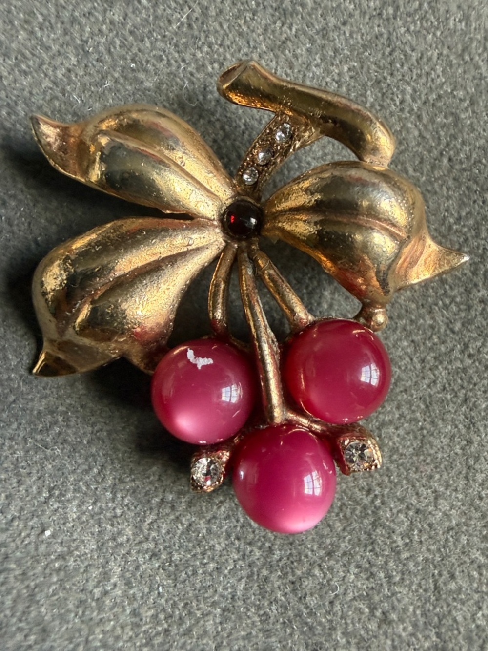 Vintage Coro-Attributed moonglow “cat’s eye” rhinestone ribbon brooch raspberry